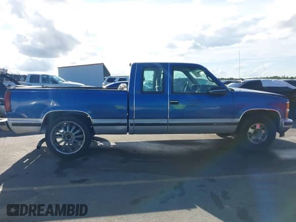 1997 Chevrolet Silverado 1500 z VIN 2GCEC19R8V1144394, wystawiony jako IAAI lot #43391480 z przebiegiem 372 160 mil mil oraz . Historia ofert i sprzedaży dostępna na DreamBid. Obrazek 13.