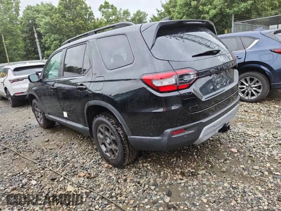 2025 Honda Pilot TrailSport with VIN 5FNYG1H62SB075946, listed as a Copart auction lot 66375525 with 4,720 mi miles and Salvage title. Bid and sale history available at DreamBid. Image 2.