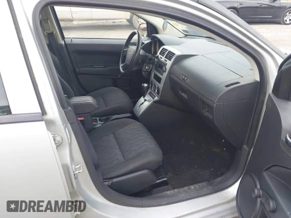 2008 Dodge Caliber SE z VIN 1B3HB28B98D777829, wystawiony jako IAAI lot #43291104 z przebiegiem 170 172 mil mil oraz . Historia ofert i sprzedaży dostępna na DreamBid. Obrazek 5.