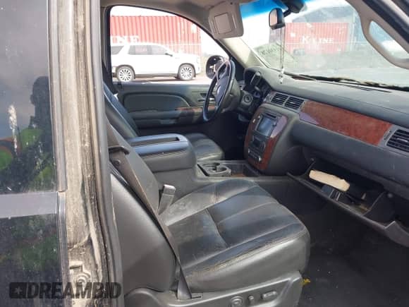 2008 Chevrolet Suburban LTZ z VIN 3GNFK163X8G199732, wystawiony jako IAAI lot #41930128 z przebiegiem 174 767 mil mil oraz . Historia ofert i sprzedaży dostępna na DreamBid. Obrazek 5.