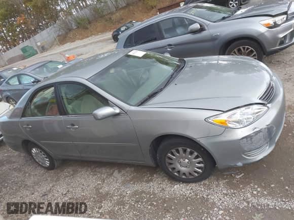 2005 Toyota Camry XLE z VIN 4T1BE32K05U593414, wystawiony jako IAAI lot #43512055 z przebiegiem 268 900 mil mil oraz . Historia ofert i sprzedaży dostępna na DreamBid. Obrazek 13.