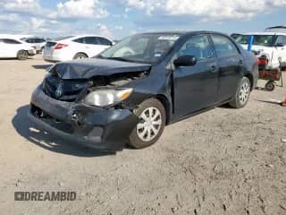 2011 Toyota Corolla LE z VIN JTDBU4EE1B9136693, wystawiony jako Copart lot #82316215 z przebiegiem 129 503 mil mil oraz Szkoda całkowita • Salvage title. Historia ofert i sprzedaży dostępna na DreamBid. Obrazek 1.