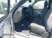 2005 GMC Sierra 1500 Work Truck z VIN 1GTEC14VX5Z164609, wystawiony jako IAAI lot #42687800 z przebiegiem 115 621 mil mil oraz . Historia ofert i sprzedaży dostępna na DreamBid. Obrazek 5.