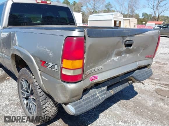 2003 GMC Sierra 1500 SLT z VIN 1GTEK19TX3E107129, wystawiony jako IAAI lot #41747356 z przebiegiem 267 536 mil mil oraz . Historia ofert i sprzedaży dostępna na DreamBid. Obrazek 6.