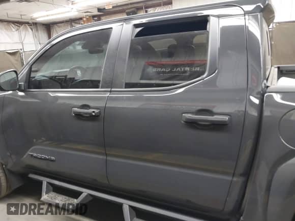 2024 Toyota Tacoma SR5 z VIN 3TMLB5JN7RM065128, wystawiony jako IAAI lot #42327526 z przebiegiem 8 385 mil mil oraz . Historia ofert i sprzedaży dostępna na DreamBid. Obrazek 14.