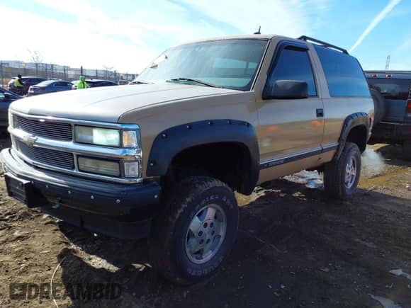 1998 Chevrolet Tahoe z VIN 3GNEK18R2WG122041, wystawiony jako IAAI lot #41543943 z przebiegiem 106 978 mil mil oraz . Historia ofert i sprzedaży dostępna na DreamBid. Obrazek 2.
