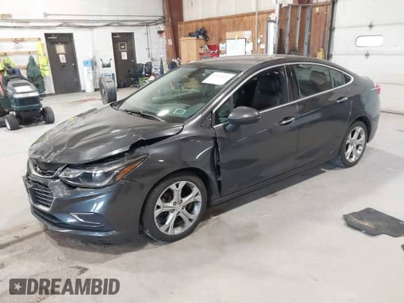 2017 Chevrolet Cruze Premier z VIN 1G1BF5SM9H7204702, wystawiony jako IAAI lot #43124653 z przebiegiem 153 993 mil mil oraz . Historia ofert i sprzedaży dostępna na DreamBid. Obrazek 2.