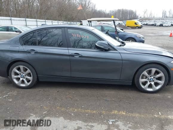 2014 BMW 3 Series 335i xDrive z VIN WBA3B9G59ENR91249, wystawiony jako IAAI lot #41911039 z przebiegiem 97 597 mil mil oraz . Historia ofert i sprzedaży dostępna na DreamBid. Obrazek 13.