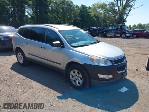 2012 Chevrolet Traverse LS z VIN 1GNKVFED1CJ259997, wystawiony jako IAAI lot #42922855 z przebiegiem 53 275 mil mil oraz . Historia ofert i sprzedaży dostępna na DreamBid. Obrazek 1.