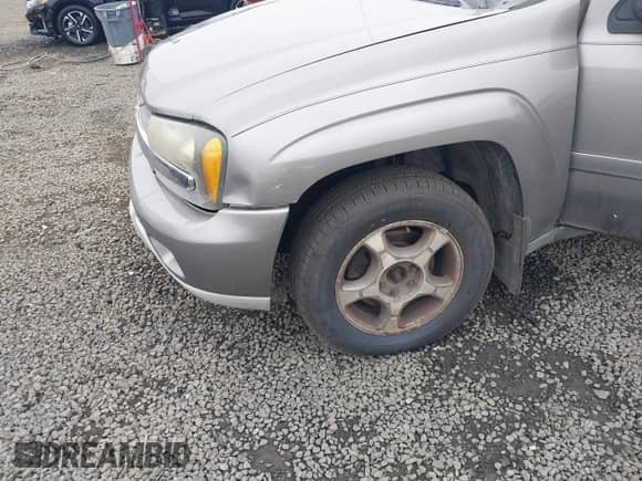 2006 Chevrolet TrailBlazer LS z VIN 1GNET16SX66171007, wystawiony jako IAAI lot #43469858 z przebiegiem 214 423 mil mil oraz . Historia ofert i sprzedaży dostępna na DreamBid. Obrazek 6.
