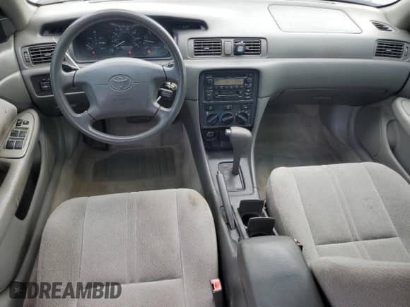 2001 Toyota Camry LE z VIN 4T1BG22K61U823410, wystawiony jako Copart lot #85089805 z przebiegiem 282 216 mil mil oraz Szkoda całkowita • Salvage title. Historia ofert i sprzedaży dostępna na DreamBid. Obrazek 8.