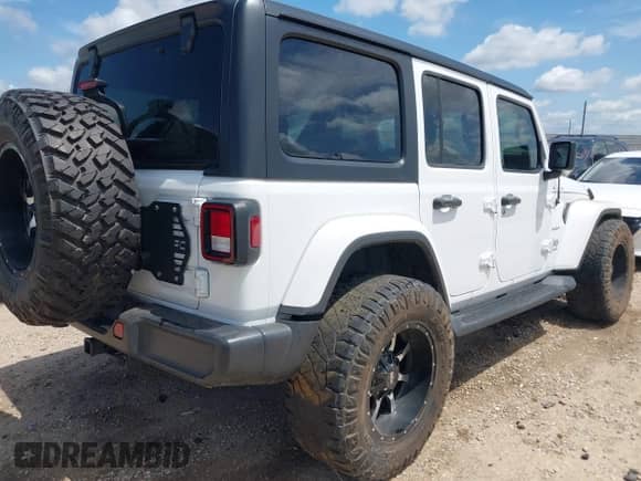 2022 Jeep Wrangler Unlimited Sahara z VIN 1C4HJXEN5NW144922, wystawiony jako IAAI lot #42452901 z przebiegiem 51 223 mil mil oraz . Historia ofert i sprzedaży dostępna na DreamBid. Obrazek 4.