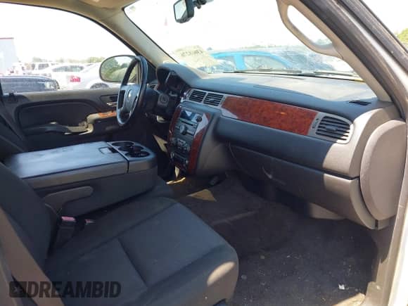 2014 Chevrolet Tahoe LS with VIN 1GNSCAE01ER191744, listed as a IAAI auction lot 43068276 with 275,886 mi miles and . Bid and sale history available at DreamBid. Image 5.