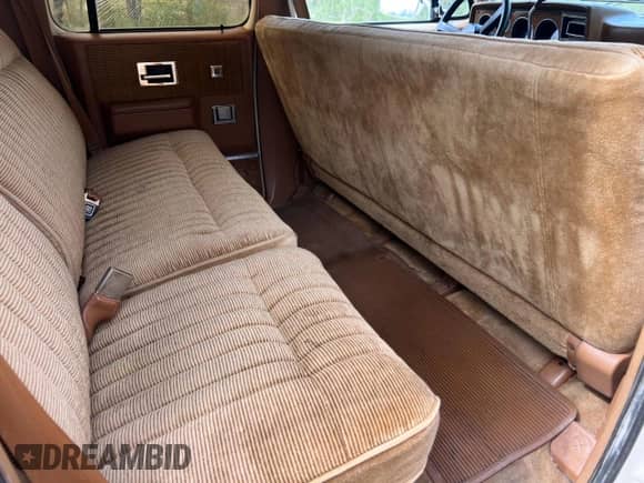 1989 Chevrolet Suburban с VIN 1GNEV16K3KF127676, выставлен на аукционе Copart как лот 53892065 с пробегом 43 635 миль миль и Чистый • Clean title. История ставок и продаж доступна на DreamBid. Изображение 6.