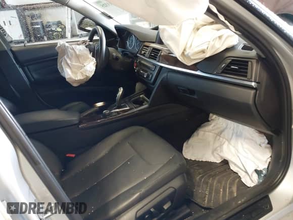 2013 BMW 3 Series 328i xDrive z VIN WBA3B3G58DNR79816, wystawiony jako IAAI lot #42303325 z przebiegiem 83 265 mil mil oraz . Historia ofert i sprzedaży dostępna na DreamBid. Obrazek 5.