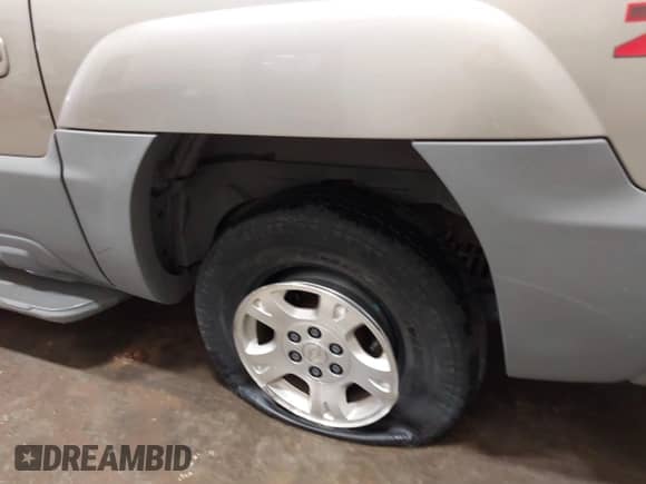 2002 Chevrolet Avalanche с VIN 3GNEK13TX2G300243, выставлен на аукционе IAAI как лот 42332891 с пробегом 195 332 миль миль и . История ставок и продаж доступна на DreamBid. Изображение 6.