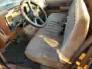 1989 GMC Sierra 1500 z VIN 1GTDC14K2KZ536277, wystawiony jako Copart lot #81375764 z przebiegiem 143 652 mil mil oraz Czysty tytuł • Clean title. Historia ofert i sprzedaży dostępna na DreamBid. Obrazek 7.