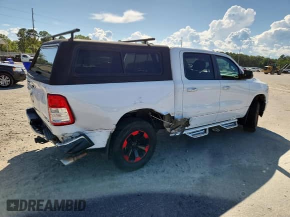 2020 Ram 1500 Big Horn z VIN 1C6SRFFM2LN248552, wystawiony jako Copart lot #62553735 z przebiegiem 102 023 mil mil oraz Szkoda całkowita • Salvage title. Historia ofert i sprzedaży dostępna na DreamBid. Obrazek 3.