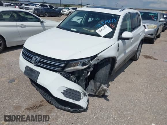 2017 Volkswagen Tiguan Wolfsburg Edition z VIN WVGRV7AX2HK006195, wystawiony jako IAAI lot #42874273 z przebiegiem 135 708 mil mil oraz . Historia ofert i sprzedaży dostępna na DreamBid. Obrazek 17.