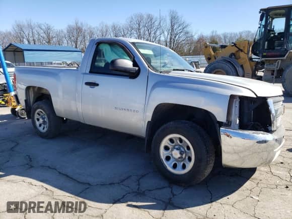 2013 Chevrolet Silverado 1500 Work Truck z VIN 1GCNCPEX3DZ207639, wystawiony jako Copart lot #46186205 z przebiegiem 90 411 mil mil oraz Szkoda całkowita • Salvage title. Historia ofert i sprzedaży dostępna na DreamBid. Obrazek 4.