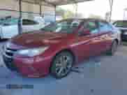 2017 Toyota Camry XLE z VIN 4T1BF1FK0HU720131, wystawiony jako Copart lot #82687105 z przebiegiem 136 438 mil mil oraz Czysty tytuł • Clean title. Historia ofert i sprzedaży dostępna na DreamBid. Obrazek 1.