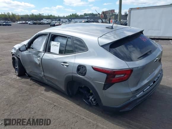 2025 Chevrolet Trax 1RS с VIN KL77LGEP1SC128461, выставлен на аукционе IAAI как лот 43269924 с пробегом 15 029 миль миль и . История ставок и продаж доступна на DreamBid. Изображение 3.