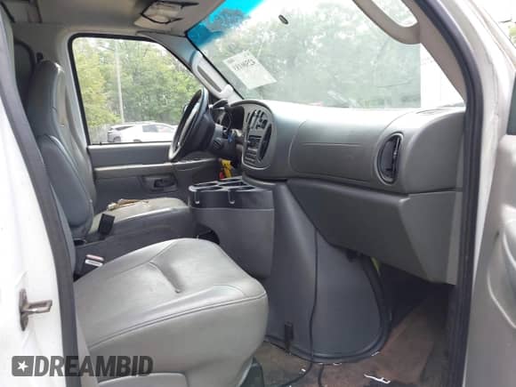 2007 Ford Econoline Cargo z VIN 1FTSE34L07DA38976, wystawiony jako IAAI lot #42500183 z przebiegiem Nie podano mil oraz . Historia ofert i sprzedaży dostępna na DreamBid. Obrazek 5.