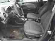 2015 Chevrolet Sonic LT z VIN 1G1JC5SB0F4158534, wystawiony jako Copart lot #54782885 z przebiegiem 129 182 mil mil oraz Szkoda całkowita • Salvage title. Historia ofert i sprzedaży dostępna na DreamBid. Obrazek 7.
