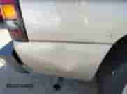 2005 GMC Sierra 1500 Work Truck z VIN 1GTEC14X75Z329484, wystawiony jako IAAI lot #42024970 z przebiegiem 193 068 mil mil oraz . Historia ofert i sprzedaży dostępna na DreamBid. Obrazek 6.
