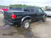 1998 Chevrolet S-10 LS z VIN 1GCCT19WXW8220063, wystawiony jako IAAI lot #42722060 z przebiegiem 186 096 mil mil oraz . Historia ofert i sprzedaży dostępna na DreamBid. Obrazek 4.