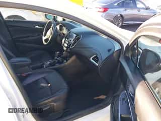 2017 Chevrolet Cruze Premier z VIN 1G1BF5SM5H7246669, wystawiony jako IAAI lot #43549517 z przebiegiem 160 940 mil mil oraz . Historia ofert i sprzedaży dostępna na DreamBid. Obrazek 5.