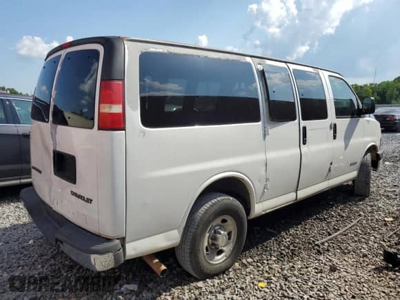 2005 Chevrolet Express Passenger with VIN 1GAHG35U951110700, listed as a Copart auction lot 62152255 with Not provided miles and Salvage title. Bid and sale history available at DreamBid. Image 3.