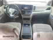 2017 Toyota Sienna LE Auto Access Seat z VIN 5TDKZ3DC3HS861573, wystawiony jako Copart lot #81557075 z przebiegiem 83 431 mil mil oraz Szkoda całkowita • Salvage title. Historia ofert i sprzedaży dostępna na DreamBid. Obrazek 8.