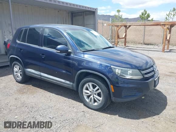 2013 Volkswagen Tiguan SE z VIN WVGAV3AX1DW560501, wystawiony jako IAAI lot #42287579 z przebiegiem 180 367 mil mil oraz . Historia ofert i sprzedaży dostępna na DreamBid. Obrazek 1.