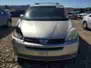 2004 Toyota Sienna XLE z VIN 5TDZA22C54S115784, wystawiony jako Copart lot #82240335 z przebiegiem 277 943 mil mil oraz Szkoda całkowita • Salvage title. Historia ofert i sprzedaży dostępna na DreamBid. Obrazek 5.