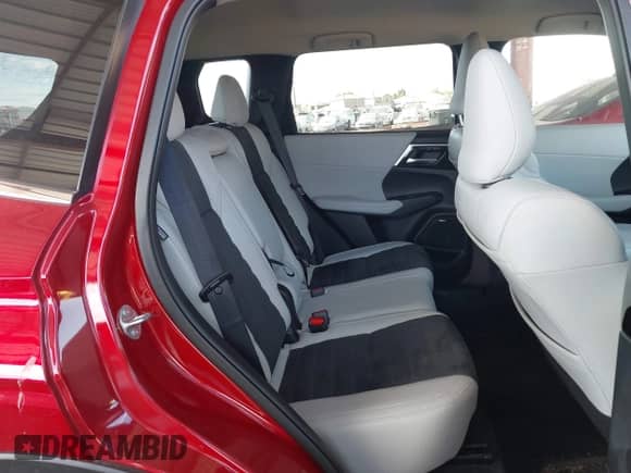 2025 Mitsubishi Outlander SE z VIN JA4J3VA8XSZ029835, wystawiony jako IAAI lot #43405050 z przebiegiem 8 221 mil mil oraz . Historia ofert i sprzedaży dostępna na DreamBid. Obrazek 8.