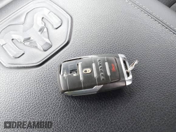 2020 Ram 1500 Rebel z VIN 1C6SRFLT7LN196248, wystawiony jako IAAI lot #42221745 z przebiegiem 40 860 mil mil oraz . Historia ofert i sprzedaży dostępna na DreamBid. Obrazek 11.