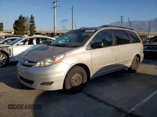 2010 Toyota Sienna CE z VIN 5TDKK4CC2AS334058, wystawiony jako Copart lot #67028095 z przebiegiem 206 076 mil mil oraz Szkoda całkowita • Salvage title. Historia ofert i sprzedaży dostępna na DreamBid. Obrazek 1.