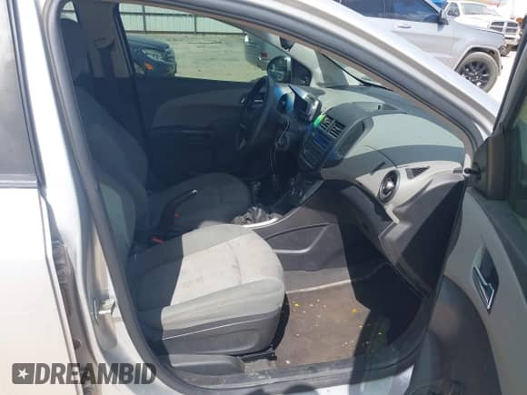 2014 Chevrolet Sonic LS z VIN 1G1JB5SH5E4121792, wystawiony jako IAAI lot #42853524 z przebiegiem 151 552 mil mil oraz . Historia ofert i sprzedaży dostępna na DreamBid. Obrazek 5.