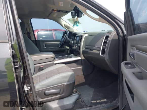 2017 Ram 1500 Big Horn z VIN 1C6RR6LT6HS524623, wystawiony jako IAAI lot #42869269 z przebiegiem 188 650 mil mil oraz . Historia ofert i sprzedaży dostępna na DreamBid. Obrazek 5.