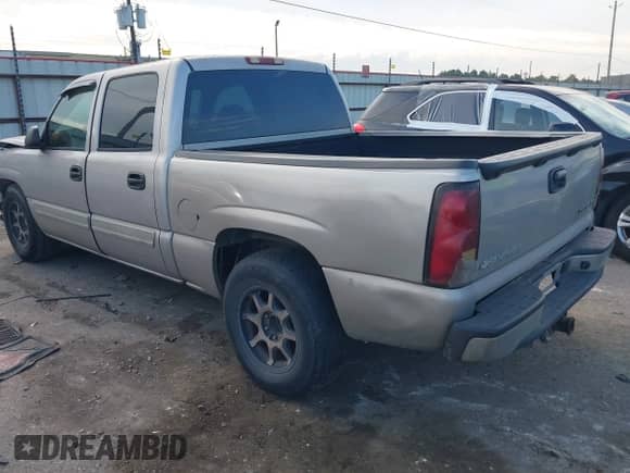 2005 Chevrolet Silverado 1500 LS z VIN 2GCEC13T751140812, wystawiony jako IAAI lot #43263673 z przebiegiem 306 425 mil mil oraz . Historia ofert i sprzedaży dostępna na DreamBid. Obrazek 3.