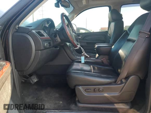 2014 Cadillac Escalade Luxury z VIN 1GYS4BEF2ER130557, wystawiony jako Copart lot #63449335 z przebiegiem 166 161 mil mil oraz Szkoda całkowita • Salvage title. Historia ofert i sprzedaży dostępna na DreamBid. Obrazek 7.