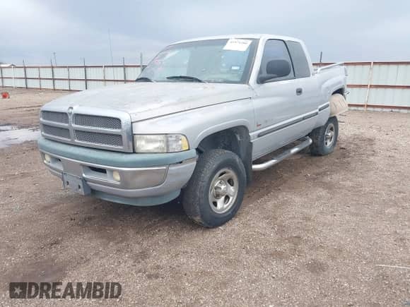 1999 Dodge 1500 z VIN 3B7HF13Z8XG140644, wystawiony jako IAAI lot #41971280 z przebiegiem 157 584 mil mil oraz . Historia ofert i sprzedaży dostępna na DreamBid. Obrazek 2.