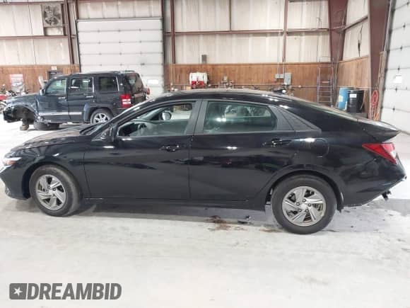 2024 Hyundai Elantra SE z VIN KMHLL4DG0RU679899, wystawiony jako IAAI lot #43037073 z przebiegiem 17 677 mil mil oraz . Historia ofert i sprzedaży dostępna na DreamBid. Obrazek 14.