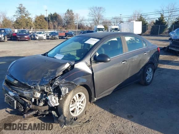 2016 Chevrolet Sonic LT z VIN 1G1JC5SB2G4103178, wystawiony jako IAAI lot #41524263 z przebiegiem 135 077 mil mil oraz . Historia ofert i sprzedaży dostępna na DreamBid. Obrazek 2.
