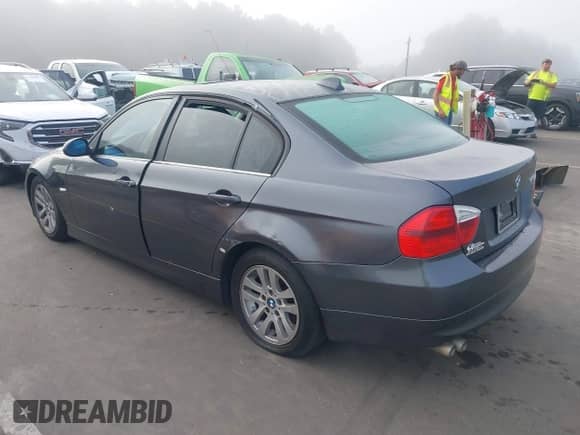 2007 BMW 3 Series 328i z VIN WBAVC53507FZ74485, wystawiony jako IAAI lot #43292107 z przebiegiem 176 945 mil mil oraz . Historia ofert i sprzedaży dostępna na DreamBid. Obrazek 3.