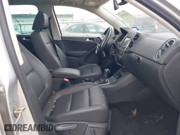 2017 Volkswagen Tiguan Wolfsburg Edition с VIN WVGSV7AX1HW510439, выставлен на аукционе IAAI как лот 42328922 с пробегом 69 095 миль миль и . История ставок и продаж доступна на DreamBid. Изображение 5.