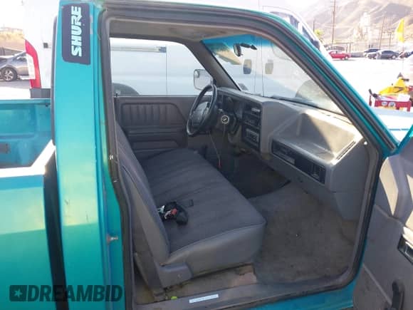1996 Dodge Dakota SLT z VIN 1B7FL26X8TW706412, wystawiony jako IAAI lot #43067179 z przebiegiem 240 970 mil mil oraz . Historia ofert i sprzedaży dostępna na DreamBid. Obrazek 5.