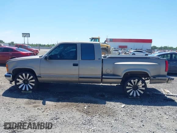 1994 GMC Sierra 1500 z VIN 2GTEC19K7R1555049, wystawiony jako IAAI lot #42316465 z przebiegiem 242 883 mil mil oraz . Historia ofert i sprzedaży dostępna na DreamBid. Obrazek 14.