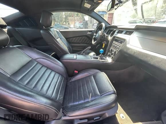 2014 Ford Mustang GT z VIN 1ZVBP8CF7E5277822, wystawiony jako Copart lot #90128545 z przebiegiem 114 151 mil mil oraz Czysty tytuł • Clean title. Historia ofert i sprzedaży dostępna na DreamBid. Obrazek 5.